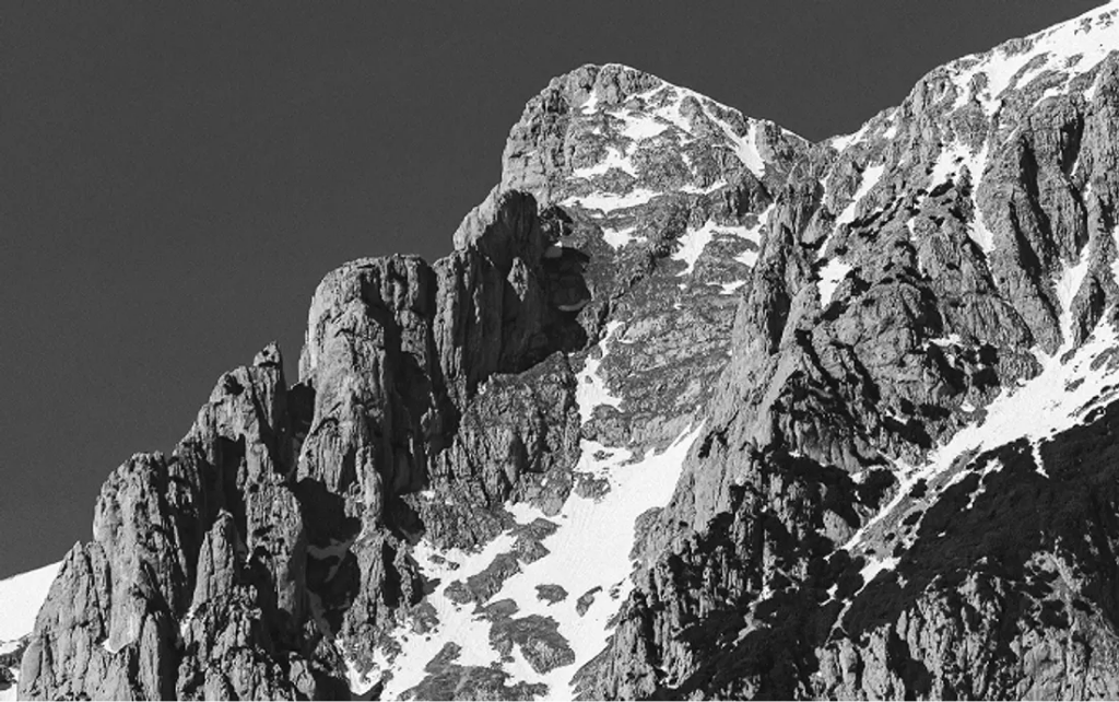 Чёрно-белая фотография гор